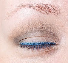 Blå, blå øjne: markeret globelinje lukket øje