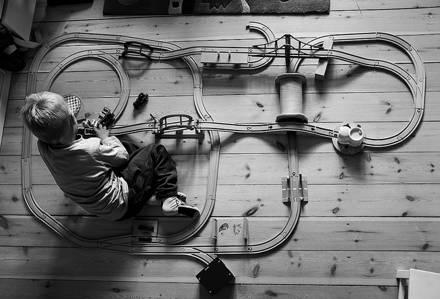 Min store dreng, der leger med Brio-togbane. Fotograferet af min mand.